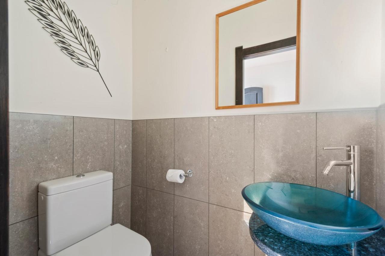 Lakefront Villa - Waitahanui Holiday Home Экстерьер фото