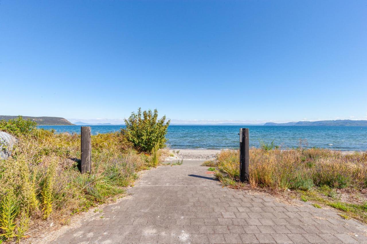 Lakefront Villa - Waitahanui Holiday Home Экстерьер фото