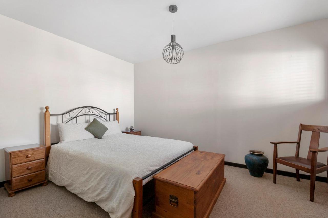 Lakefront Villa - Waitahanui Holiday Home Экстерьер фото